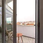 Sunny Apartment In Bica